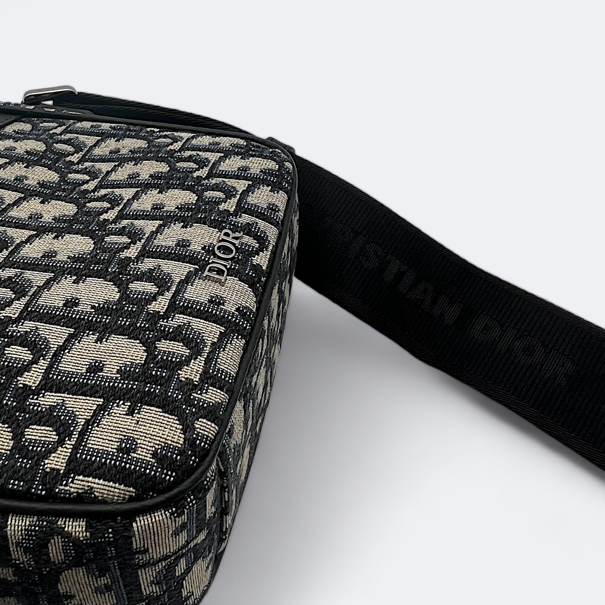 DIOR | #DIORESSENTIALS Clutch with shoulder strap