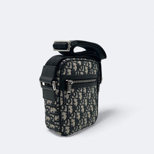 DIOR | #DIORESSENTIALS Clutch with shoulder strap