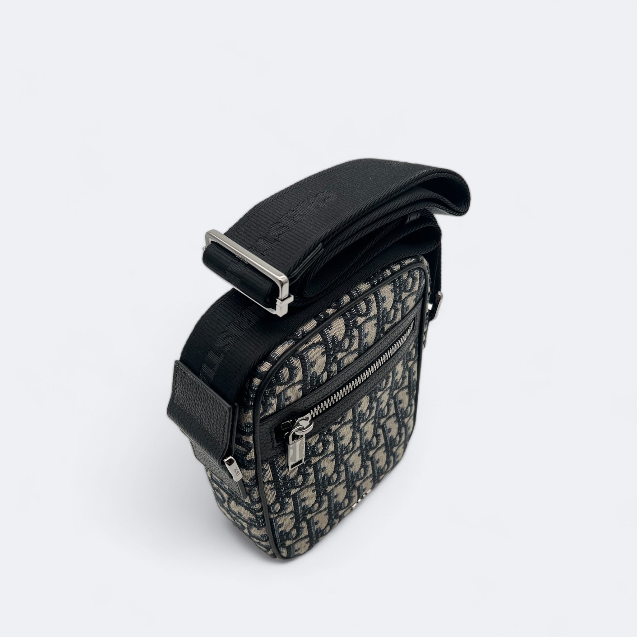 DIOR | #DIORESSENTIALS Clutch with shoulder strap